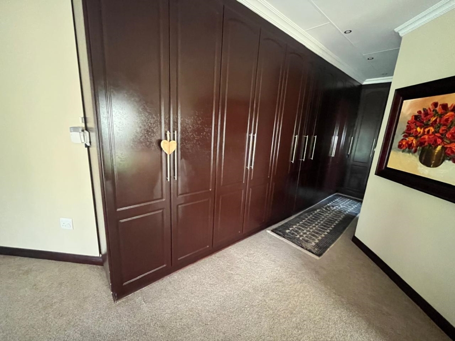 5 Bedroom Property for Sale in Christiana North West